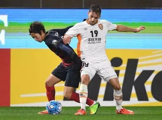  法兰克福主场球迷抗议俱乐部管理层决策引关注  